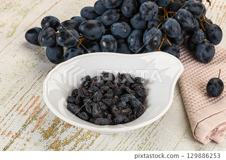 Dry ripe sweet blue raisin Dry ripe sweet blue raisin 129886253