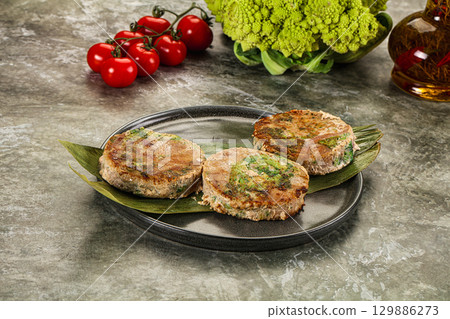 Roasted tuna medallion with broccoli 129886273