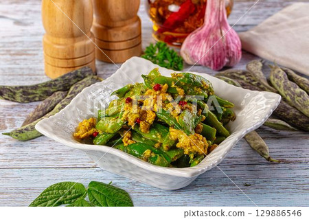 Steamed green beans with egg scramble 129886546