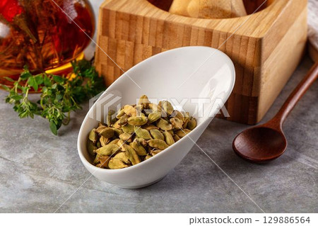 Green dry cardamom heap spices aroma Green dry cardamom heap spices aroma 129886564