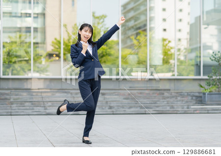 Young business woman to pose 129886681