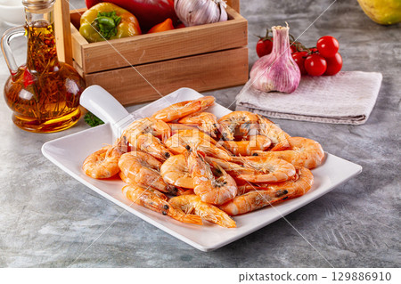 Boiled tiger prawns in the bowl 129886910