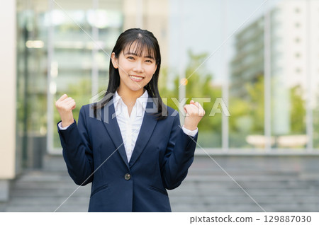 Young business woman to pose Young business woman to pose 129887030