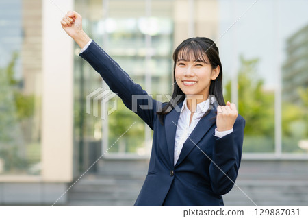 Young business woman to pose Young business woman to pose 129887031