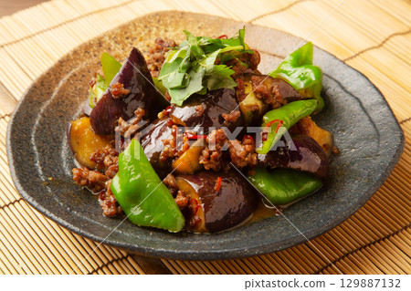 Eggplant and green pepper stir-fried with meat and miso 129887132