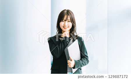 帶筆記型電腦的女人/女商人 129887172