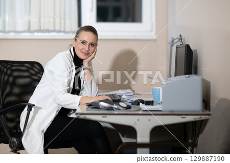 Female doctor working on computer in clinic 129887190