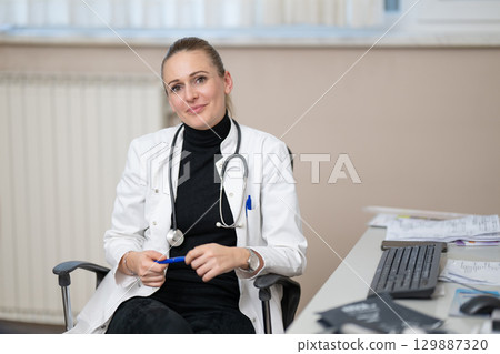 Female doctor consulting patient in office Female doctor consulting patient in office 129887320