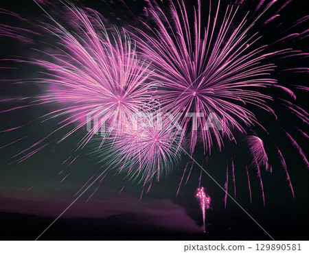 夜空中舞動的煙火。人工智慧生成的圖像。 129890581