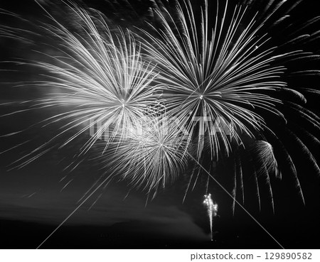 夜空中舞動的煙火。人工智慧生成的圖像。 129890582