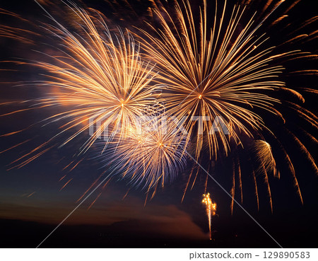 夜空中舞動的煙火。人工智慧生成的圖像。 129890583