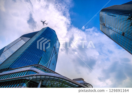 日本東京城市景觀：飛機飛過…高輪門戶城市上空酷熱、雲密布…=8 月 21 日 129891164