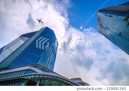 日本東京城市景觀：飛機飛過…高輪門戶城市上空酷熱、雲密布…=8 月 21 日 129891165