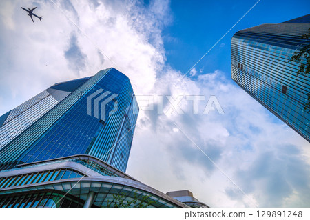 日本東京城市景觀：飛機飛過…高輪門戶城市上空酷熱、雲密布…=8 月 21 日 129891248