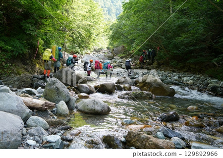 沿著小溪散步 沿著小溪散步 129892966