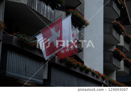 建築物上的瑞士國旗 129893087
