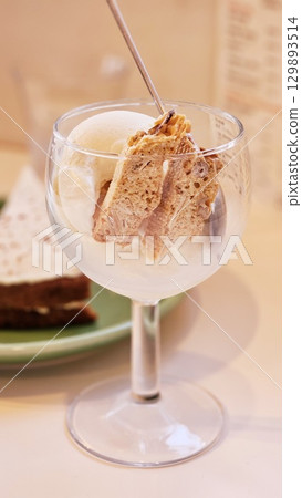 休息時吃甜食 129893514