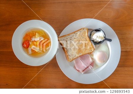 Western-style breakfast set with toast, fried egg, ham and yogurt 129893543