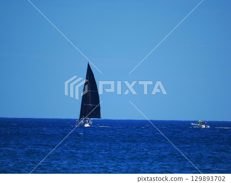 沿著菊濱海灘航行的遊艇 沿著菊濱海灘航行的遊艇 129893702