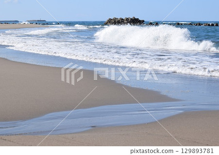 莊內海灘日本海的波濤洶湧 129893781