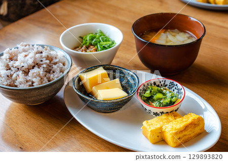 日本早餐套餐，包括雜糧米飯、味噌湯、玉子燒（蛋捲）和一份小菜。 129893820