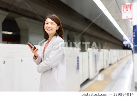 在家使用智能手機的婦女 在家使用智能手機的婦女 129894014
