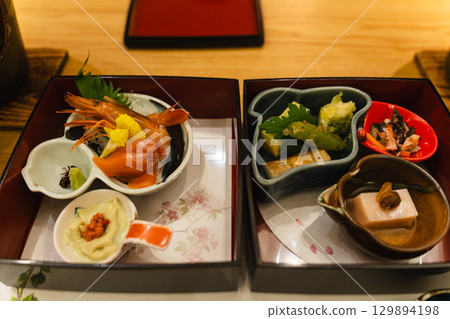 大川莊日式宴會上供應的各式開胃菜和八寸 大川莊日式宴會上供應的各式開胃菜和八寸 129894198