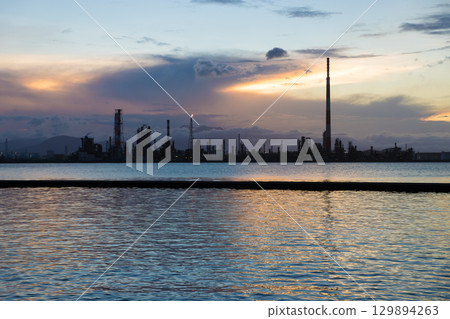 Factory by the sea and dusk (Oita City, Oita Prefecture) Factory by the sea and dusk (Oita City, Oita Prefecture) 129894263