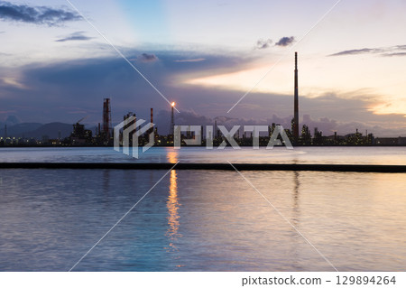 海邊的工廠與黃昏(大分縣大分市) 海邊的工廠與黃昏(大分縣大分市) 129894264