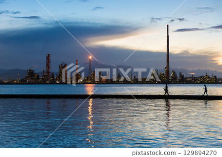 Factory by the sea and dusk (Oita City, Oita Prefecture) 129894270