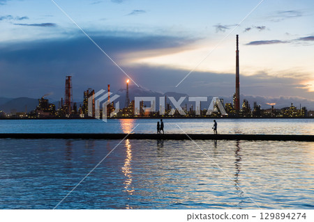 海邊的工廠與黃昏（大分縣大分市） 129894274
