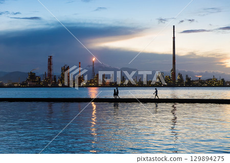 海邊的工廠與黃昏（大分縣大分市） 129894275