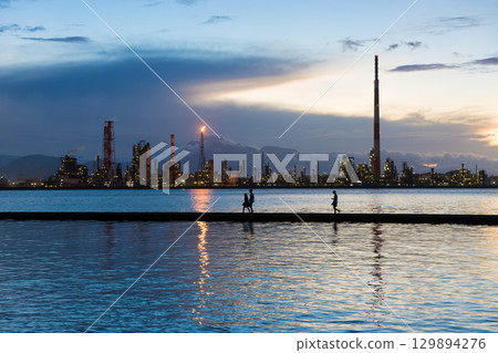 海邊的工廠與黃昏（大分縣大分市） 129894276