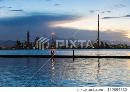Factory by the sea and dusk (Oita City, Oita Prefecture) 129894280