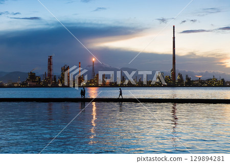海邊的工廠與黃昏(大分縣大分市) 海邊的工廠與黃昏(大分縣大分市) 129894281