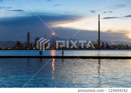 Factory by the sea and dusk (Oita City, Oita Prefecture) Factory by the sea and dusk (Oita City, Oita Prefecture) 129894282