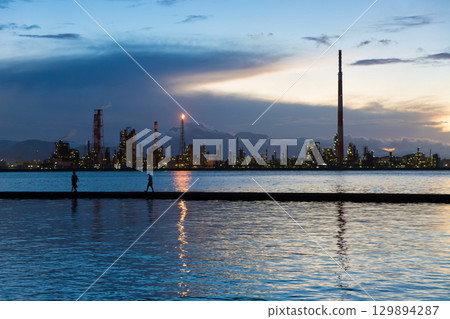 海邊的工廠與黃昏（大分縣大分市） 129894287