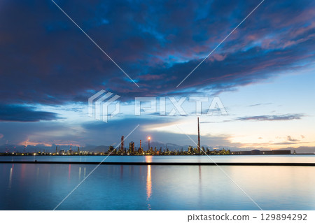 海邊的工廠與黃昏（大分縣大分市） 129894292