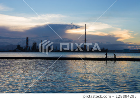 海邊的工廠與黃昏（大分縣大分市） 129894293