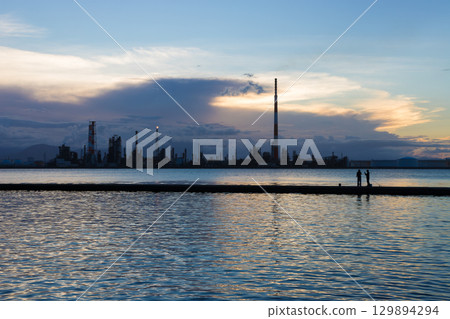海邊的工廠與黃昏（大分縣大分市） 129894294
