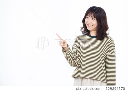 指著手指的女人 129894570