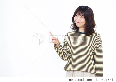 指著手指的女人 129894571