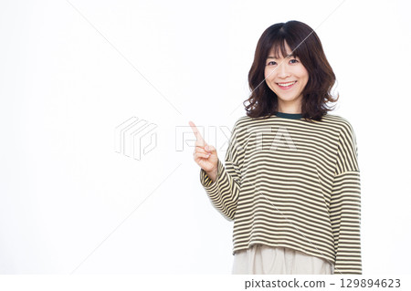 微笑著舉起食指的女人 129894623