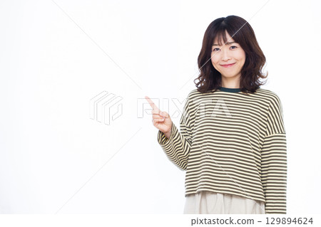 微笑著舉起食指的女人 129894624