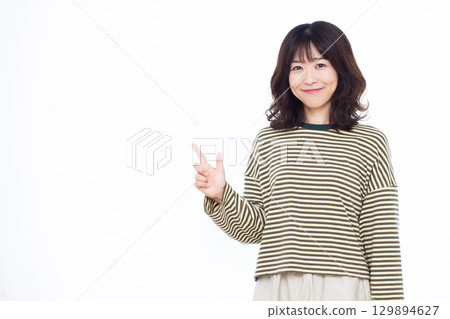 微笑著舉起食指的女人 129894627