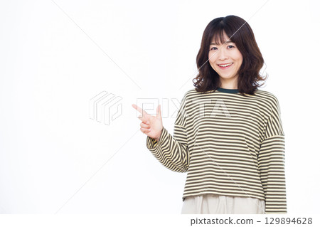 微笑著舉起食指的女人 129894628