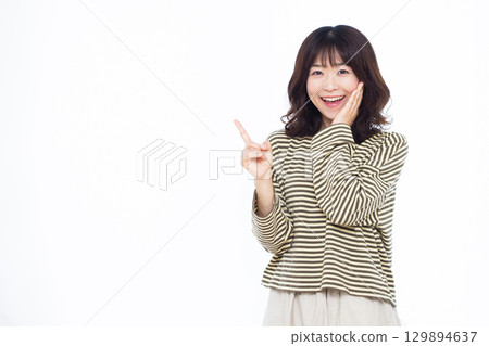微笑著舉起食指的女人 129894637