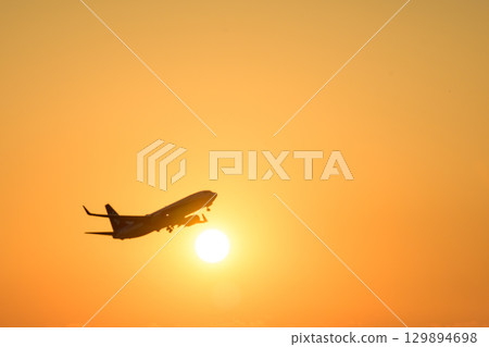 以美麗日落為背景的飛機風景(複製空間材料) 以美麗日落為背景的飛機風景(複製空間材料) 129894698