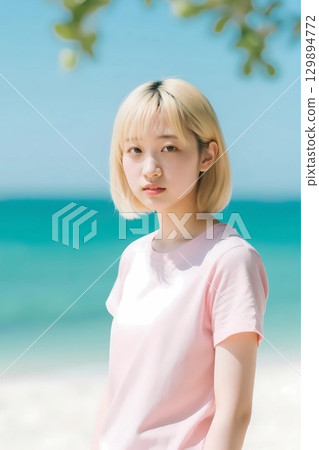 T-shirt model 129894772