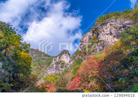 [紅葉素材]昇仙峽的象徵－覺園坊的紅葉【山梨縣】 129894818